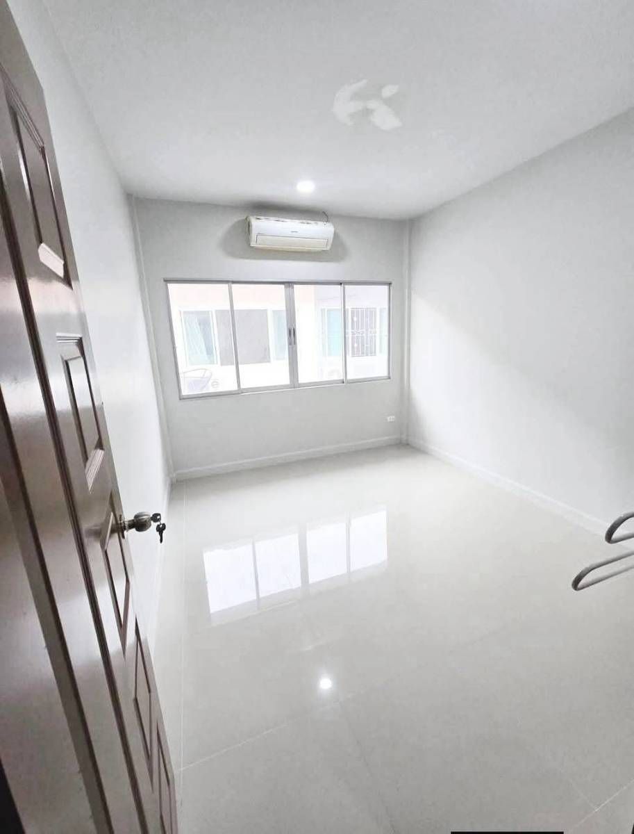 คอนโด 3 ห้องนอน ถลาง · หมู่บ้านมี สระว่ายน้ำส่วนกลาง รูปที่ 3