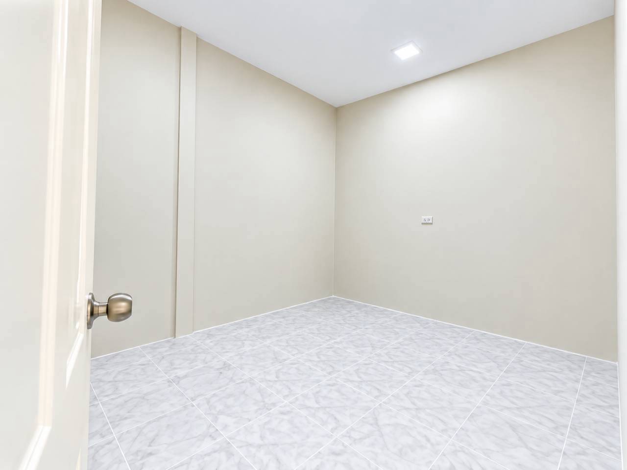 คอนโด 2 ห้องนอน ถลาง · หมู่บ้านมี สระว่ายน้ำส่วนกลาง รูปที่ 5
